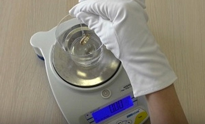 Работник ломбарда показал, как проверяет золото на качество с помощью воды. По словам мужчины, работает безотказно Культура