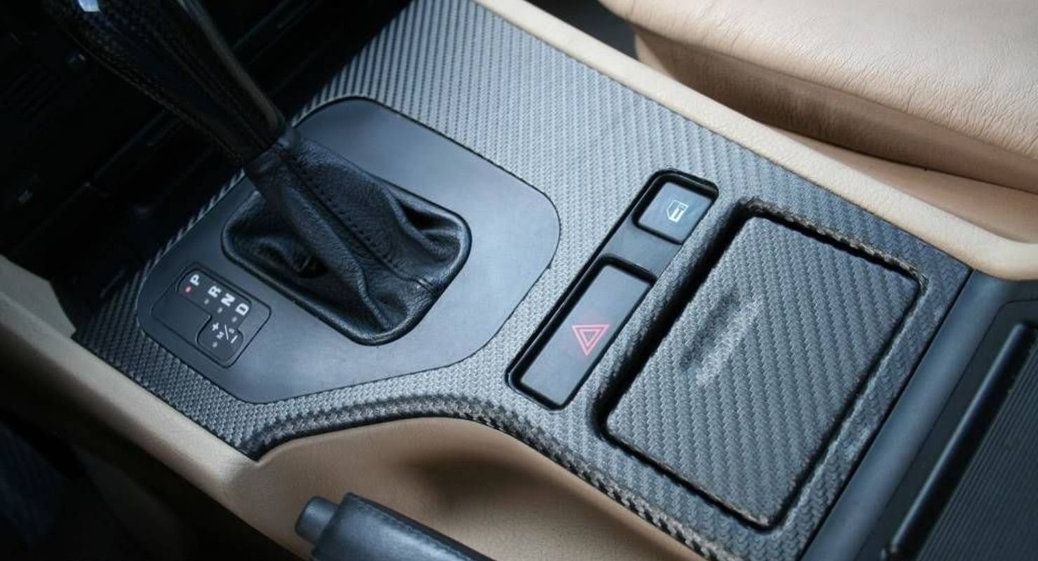 Как обновить салон автомобиля при помощи виниловой пленки