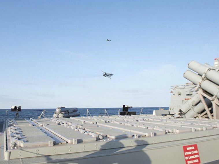 Шесть самолетов ВКС РФ отработали условное уничтожение эсминца США “Дональд Кук” в Черном море (ФОТО)