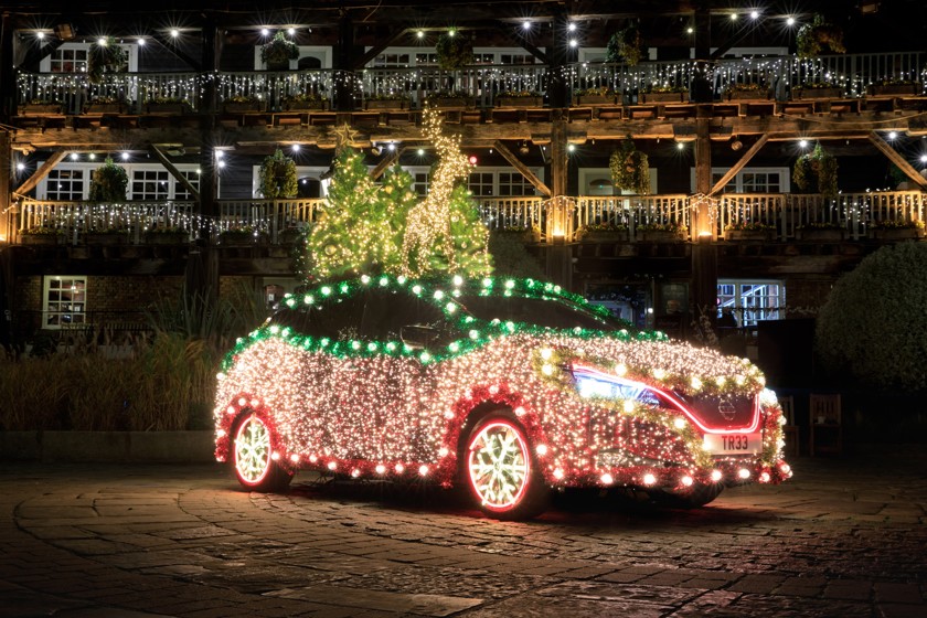 Nissan превратил машину в новогоднюю елку nissan leaf,Марки и модели