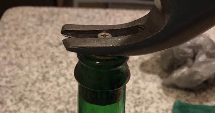 Как открыть вино. Способ открытия вина без штопора. Как открыть вино без штопора. Открыть бутылка вилкой. Вино открывается штопором.