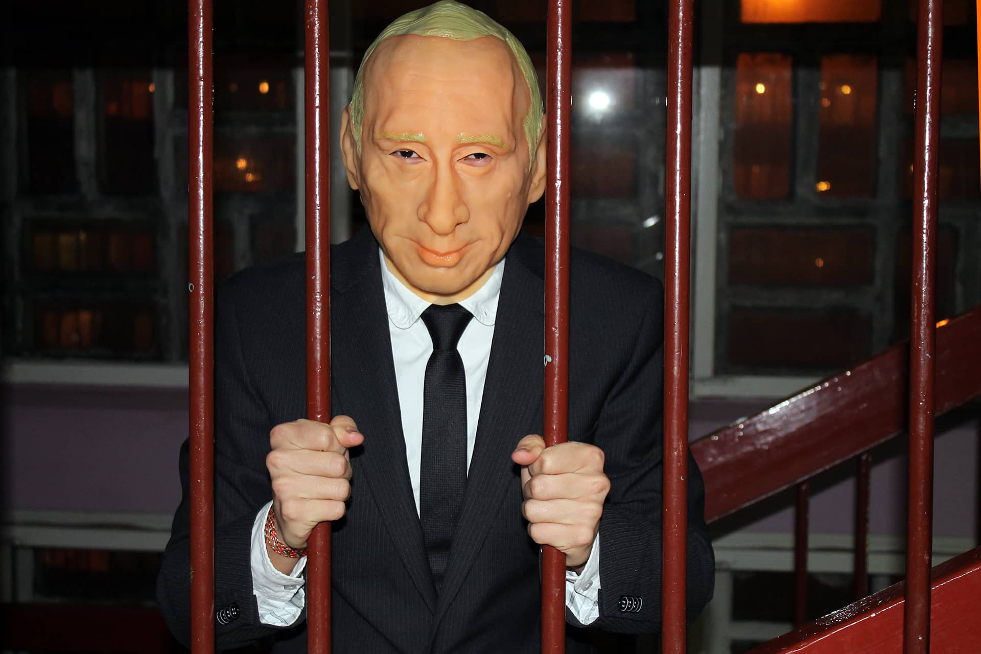 Путин в маске