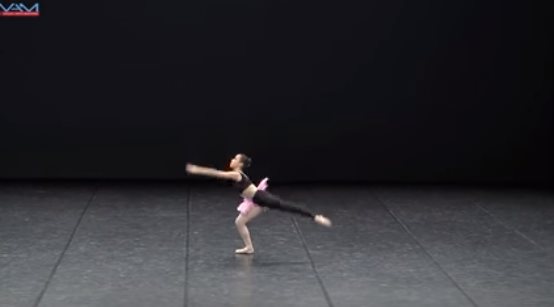 Балерина вышла на сцену и начала танцевать. Внезапно музыка меняется, и балерину не узнать!