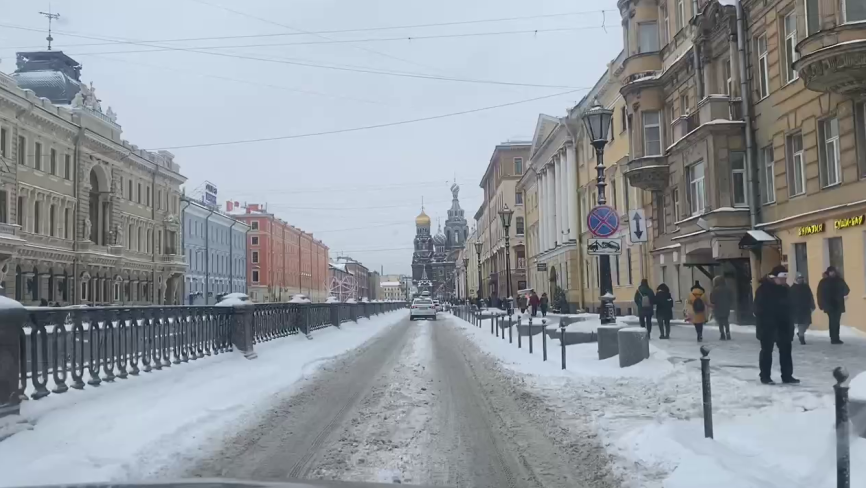 «Сколько будете издеваться над людьми»: петербуржцы пожаловались на отсутствие снегоуборочной техники Общество