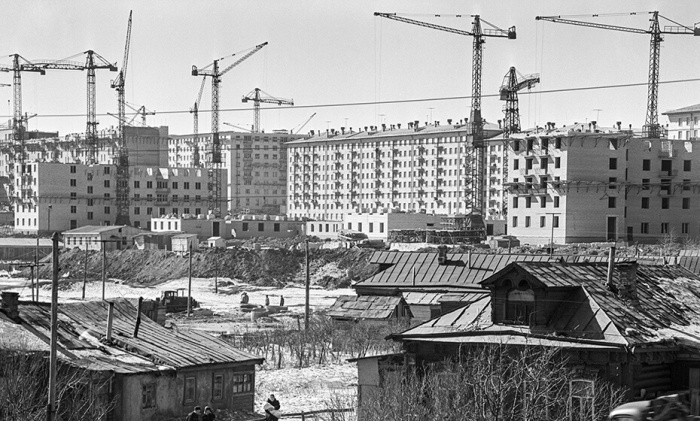Почему в СССР большинство жилых домов строили именно по 5 или 9 этажей Почему в СССР большинство жилых домов строили именно по 5 или 9 этажей этажей, продиктована, домов, например, нормами, высотностью, очередь, случае, советских, можно, строительство, застройки, типовой, жилья, больше, Союзе, Однако, проекты, предельно, строительными