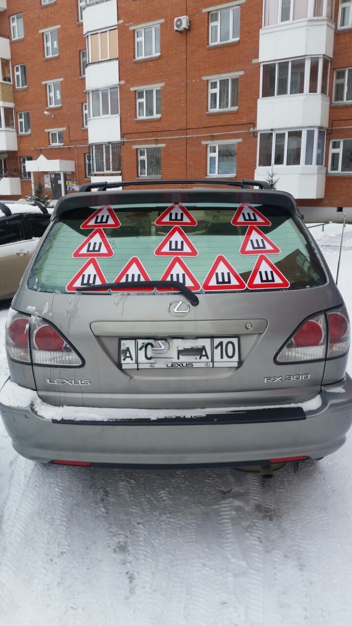 Народный креатив с наклейкой "Шипы" авто, автоприкол, наклейка, пдд, прикол, шипы