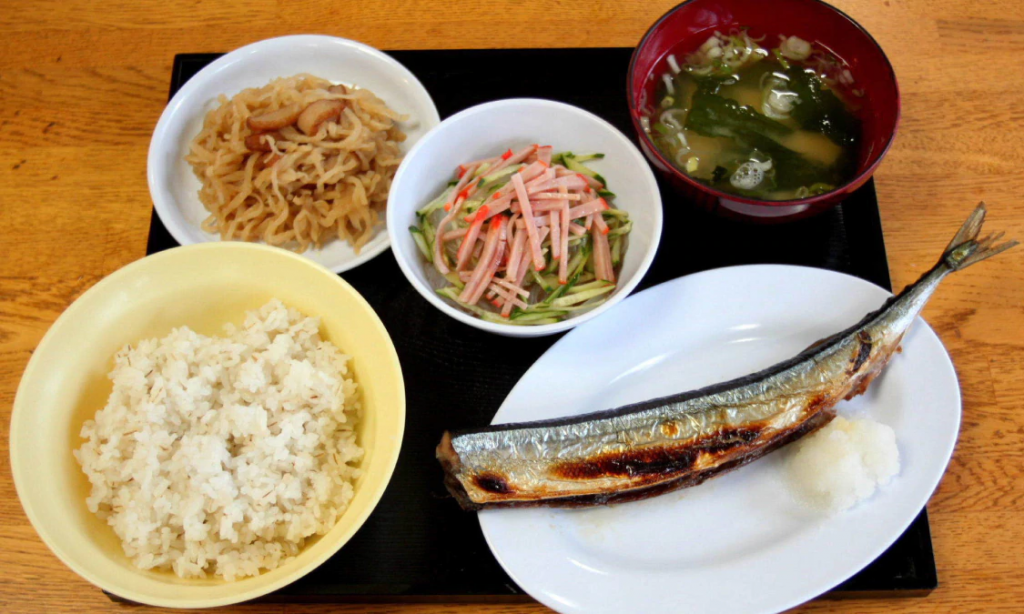 Тюремная еда. Еда в японской тюрьме. Тюремная еда в Японии. Обед в японской тюрьме. Еда в тюрьме.