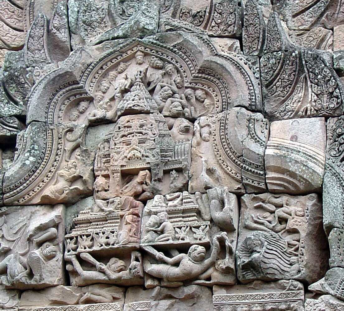 Одно из изображений виманы на стенах храмов в Индии.
Источник: https://upload.wikimedia.org/wikipedia/commons/0/05/West_Pediment,_Phnom_Rung_0434.jpg