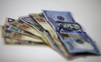 FILE PHOTO: FILE PHOTO: Brazilian Real and U.S. dollar notes are pictured at a currency exchange office in Rio de Janeiro, Brazil, in this September 10, 2015 photo illustration. REUTERS/Ricardo Moraes/File Photo/File Photo