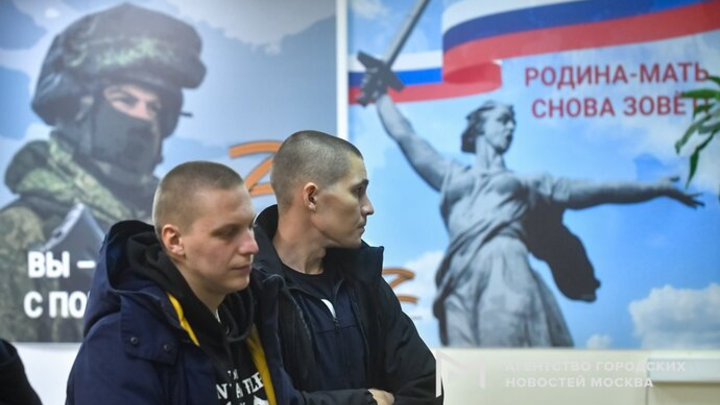 «ДАЙТЕ АВТОМАТ ДА ПАТРОНОВ ПОБОЛЬШЕ!»: ВОЕНКОМАТЫ ЗАХЛЕБНУЛИСЬ ОТ ВОЛНЫ ДОБРОВОЛЬЦЕВ