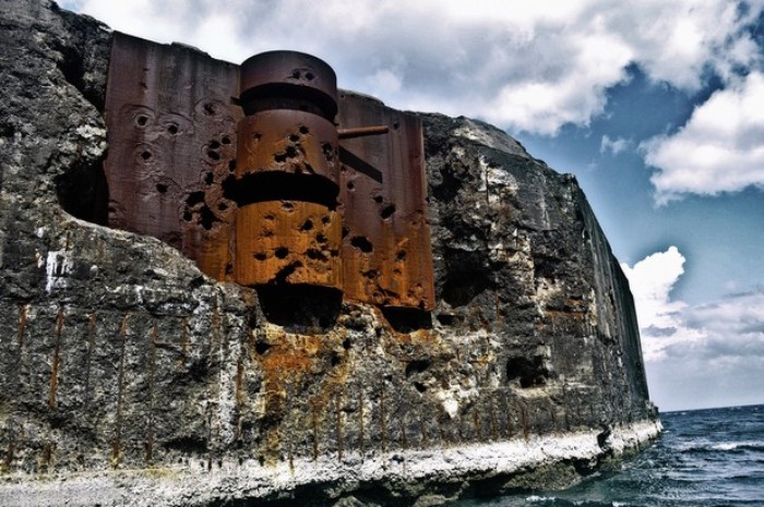 Непотопляемый «бетонный линкор», который японцы не сумели уничтожить с помощью 3 тысяч авиабомб Непотопляемый «бетонный линкор», который японцы не сумели уничтожить с помощью 3 тысяч авиабомб война,история,корабли,технологии