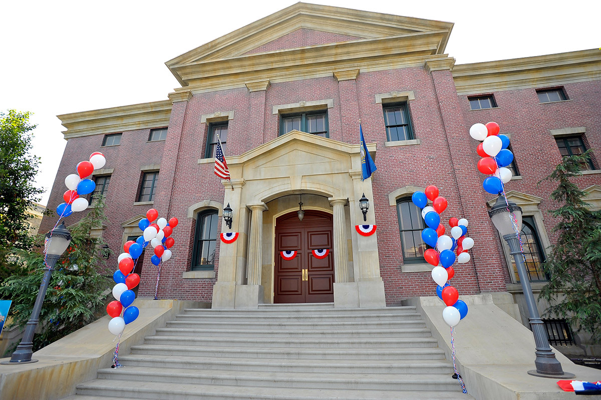 Charley Gallay / Getty Images📷Главная площадь Хилл-Вэлли