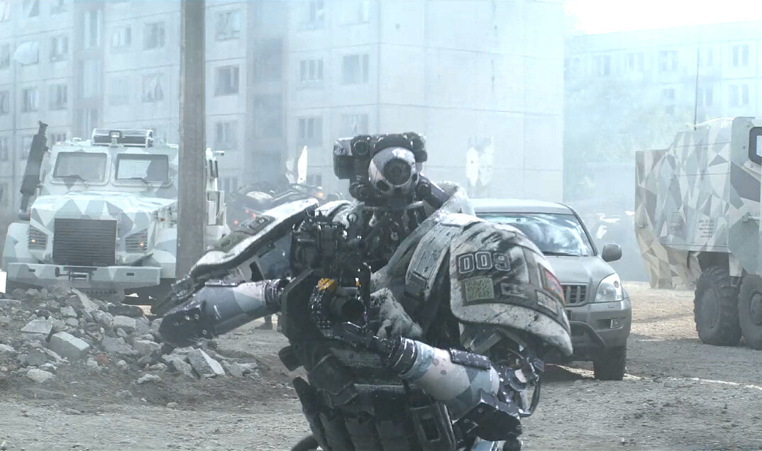 Робот-солдат "ГАМП" патрулирует опасный район.