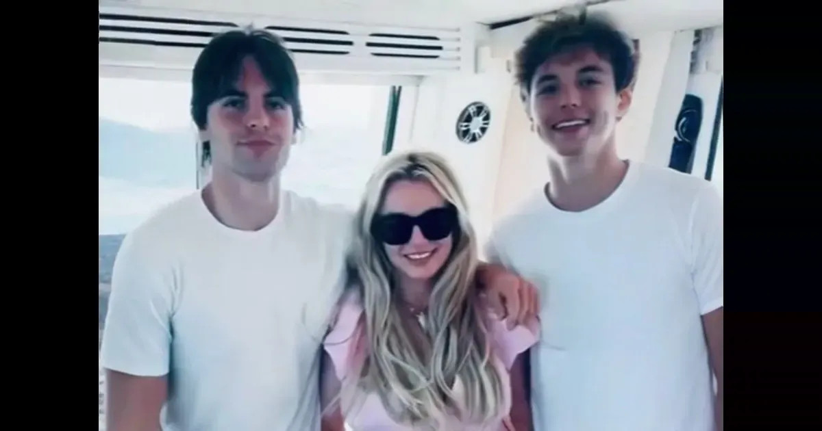 Бритни Спирс провела время с сыновьями на яхте, где вновь устроила свои "дикие" танцы