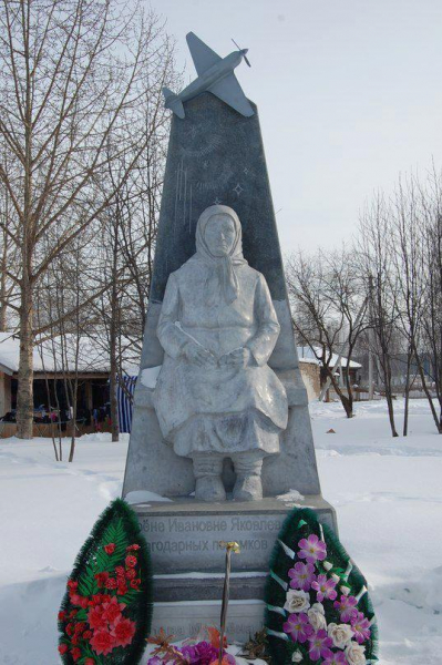 Личный самолёт Матрёны Яковлевой войны, Матрена, Ивановна, строительство, Матрёна, «Хватит, тысяч, рублей –, одного, человека, получили, впервые, спросила, только, Памятник, крупную, денег, самолет», Слава, хватило Самолёт