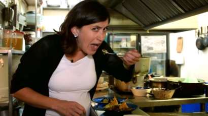 Кэти Уотсон пробует мучных червей