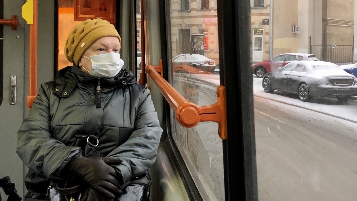 Россиянам напомнили о необходимости носить маски даже после вакцинации