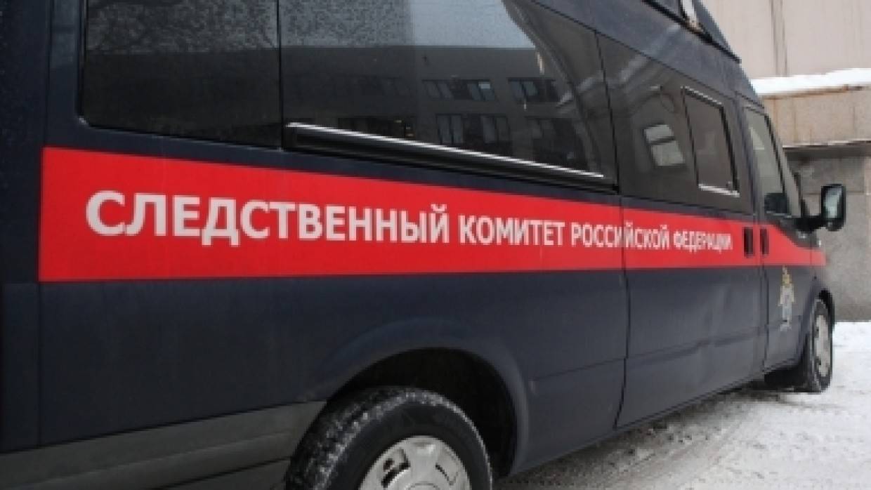 Кровля двухэтажного дома рухнула из-за снега в Новгородской области