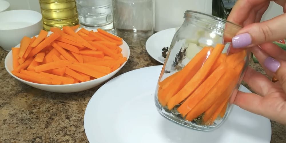 Маринованная морковь с чесноком и луком морковь, кориандра, лавровый, луковицы, сахар, перец, чтобы, семена, банку, такой, несколько, перца, половину, зубчик, черного, маринованная, чесноком, Всыпаем, столовый, Вливаем