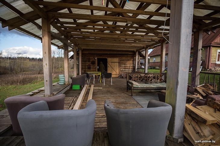 «Вложил сюда все свои сбережения». Как один человек возрождает деревню на Голубых озерах 