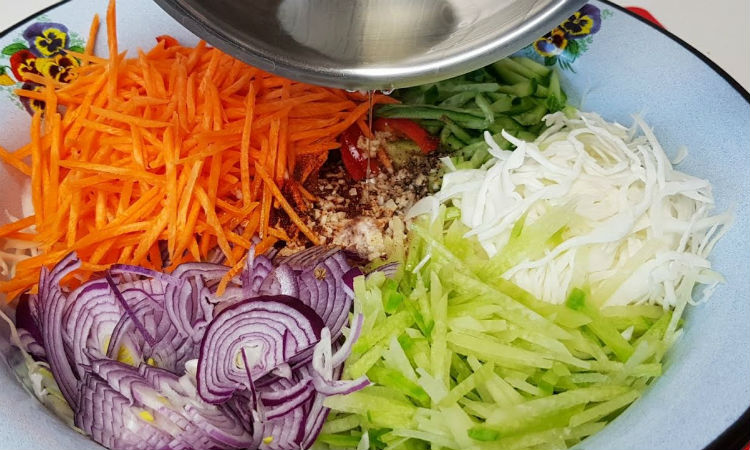 Витаминный салат из капусты и моркови: ошпарили овощи маслом и ставим на стол растительного, центр, салат, чеснок, ложка, миллилитров, масла, овощи, кориандр, нарезанный, мелко, кладем, Изумительно, миску, глубокую, другие, Перекладываем, салате, размера, одинакового