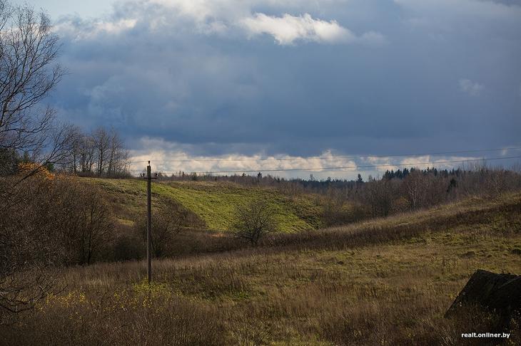 «Вложил сюда все свои сбережения». Как один человек возрождает деревню на Голубых озерах 