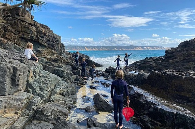 Крис Хемсворт наслаждается семейным отдыхом в Квинсленде с женой Эльзой Патаки и детьми Звездные пары