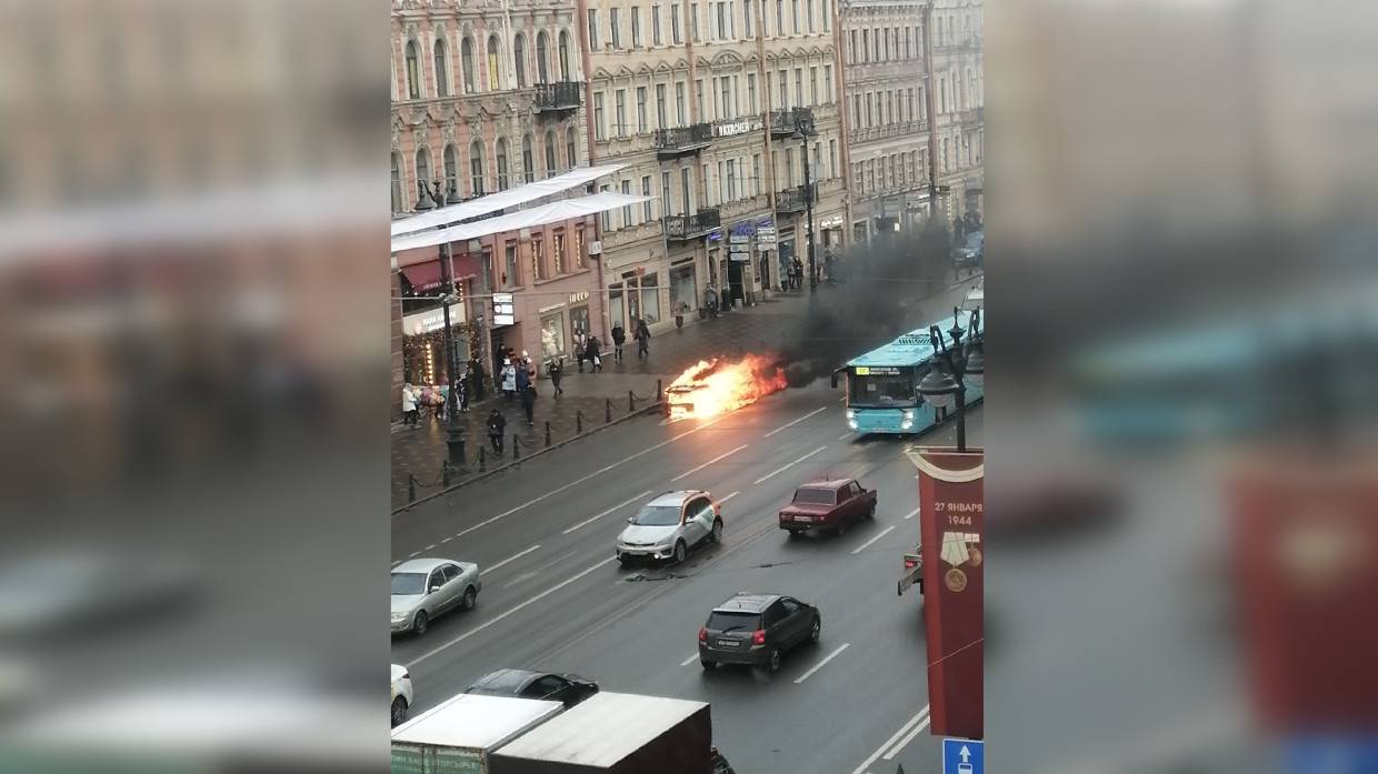 ФАН публикует видео с полыхающей машиной в центре Петербурга