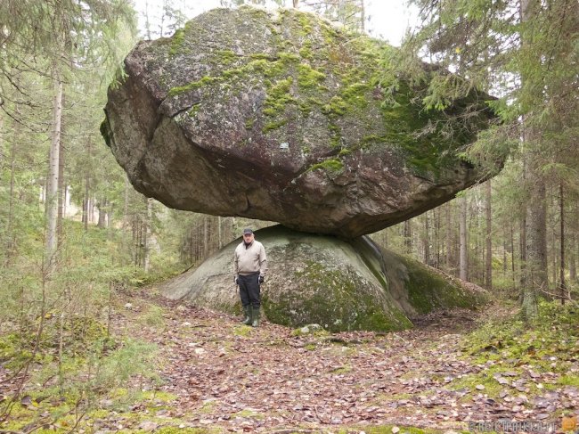 Kummakivi - огромный обломок скалы, лежащий на округлом валуне (6 фото)