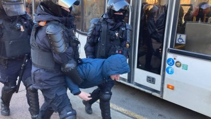 Петербургские суды назначили первые штрафы и аресты после воскресного антивоенного митинга