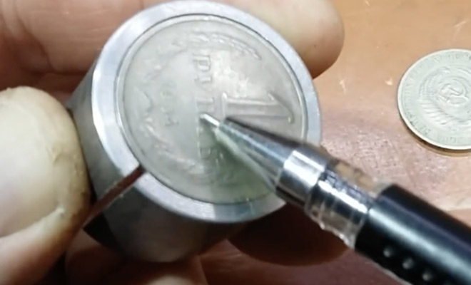 Монета каторжника: умелец оборудовал невидимый тайник в рублевой монете