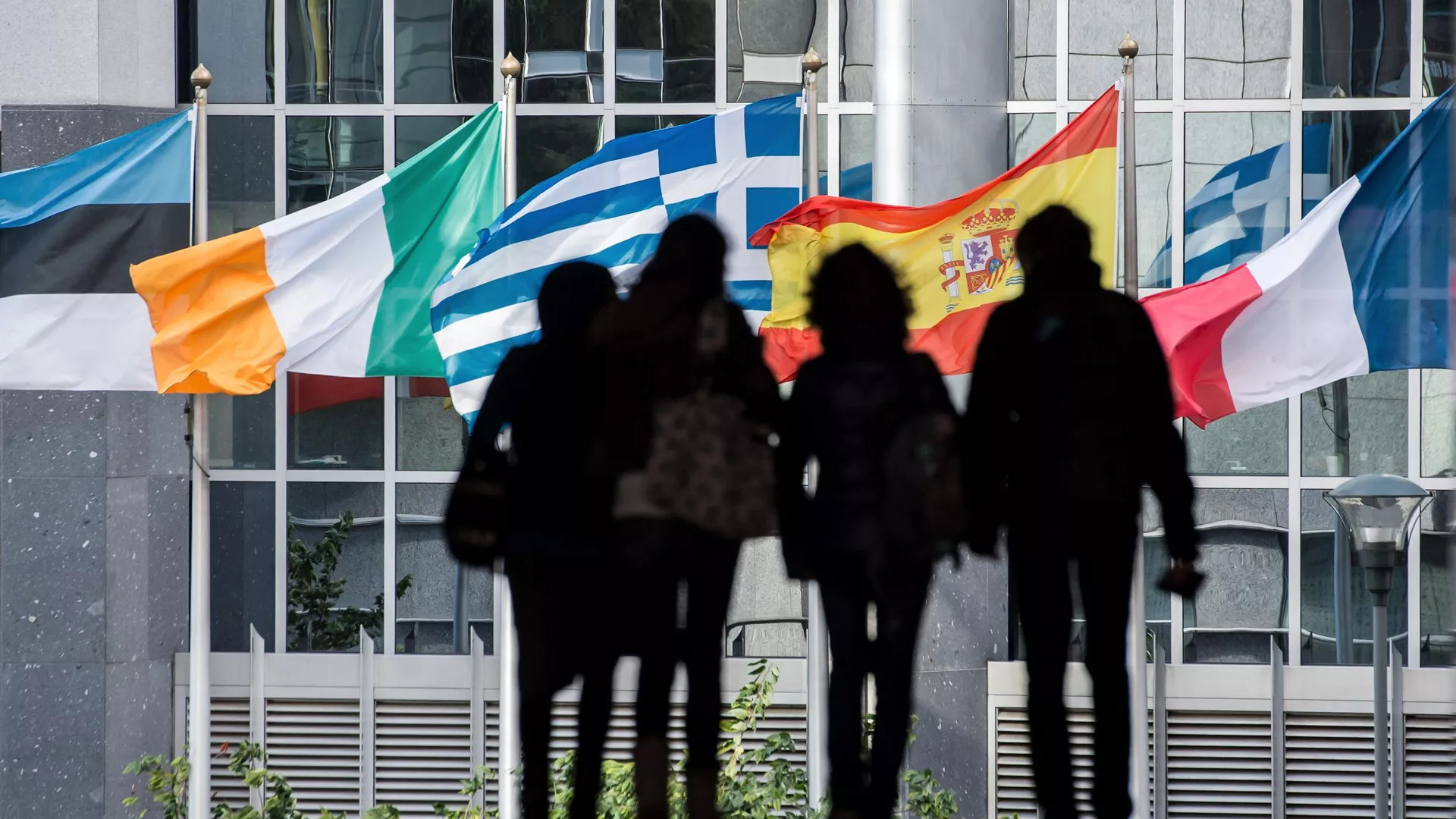 Флаги возле здания Европейского парламента в Брюсселе - РИА Новости, 1920, 27.11.2025