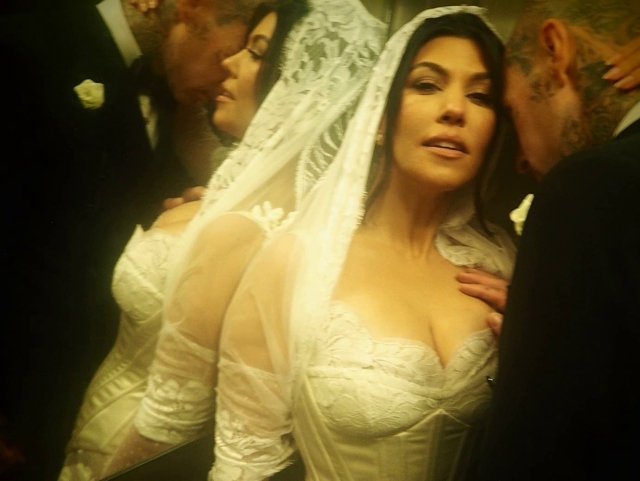 Кортни Кардашьян и Трэвис Баркер поделились новыми фото со свадьбы. Бывшая жена музыканта выставила на аукцион обручальное кольцо Звездные пары