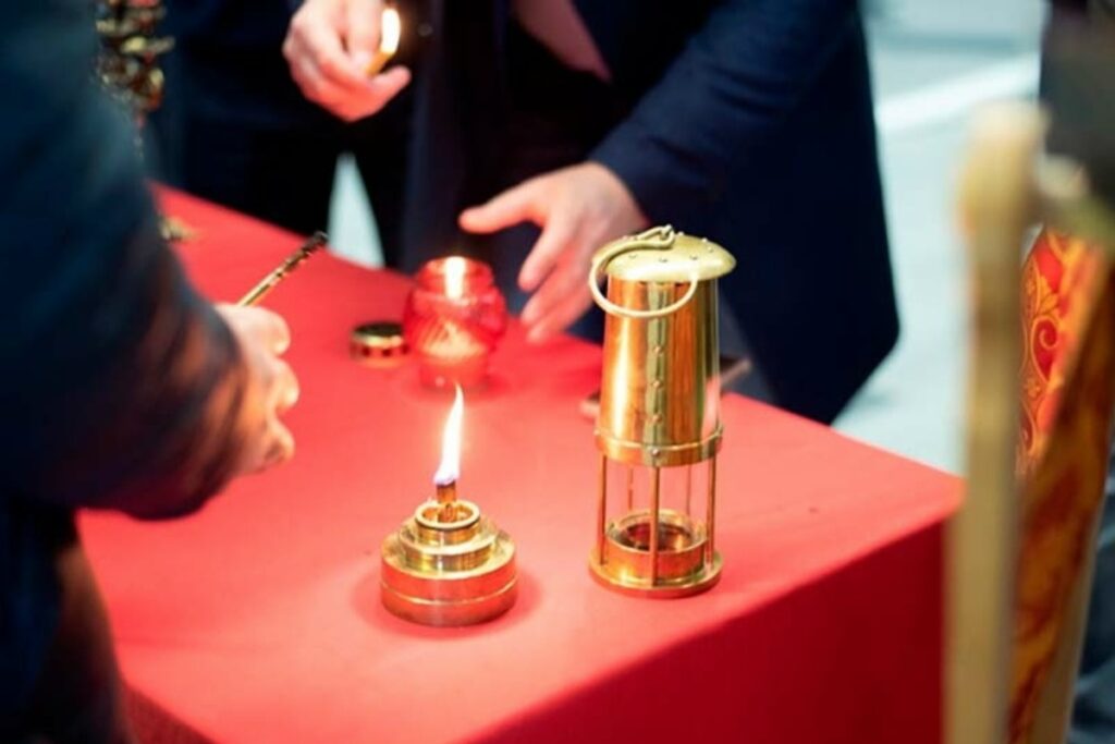 Благодатный огонь доставят в Москву и по всей России