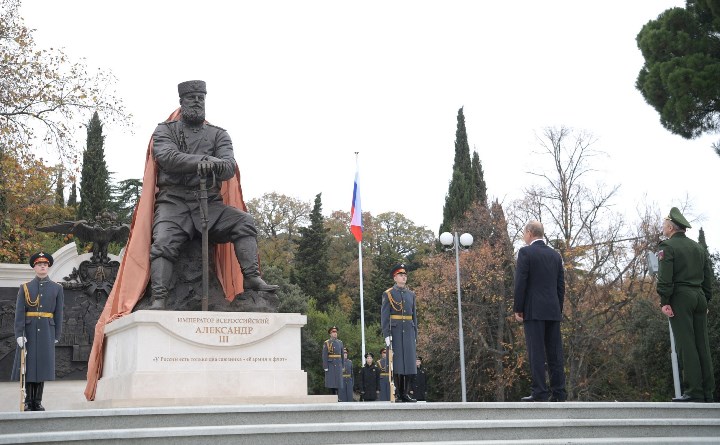 Владимир Путин на церемонии открытия памятника царю-миротворцу Александру III в Ливадии