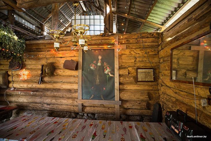 «Вложил сюда все свои сбережения». Как один человек возрождает деревню на Голубых озерах 