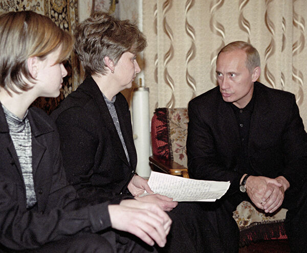 Президент РФ Владимир Путин общается с семьей погибшего командира АПЛ Курск Геннадия Лячина