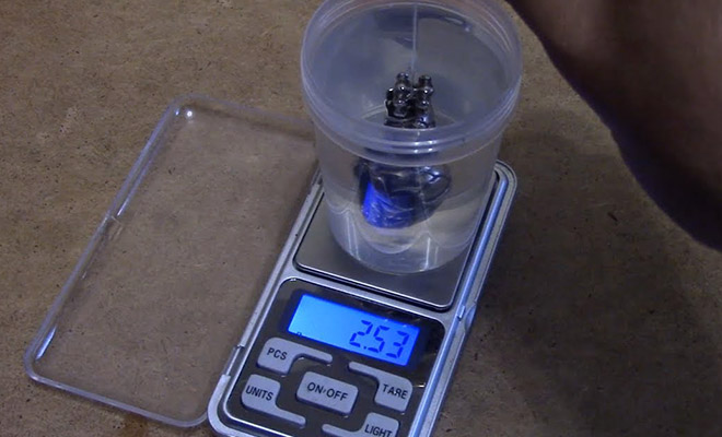 Работник ломбарда показал, как проверяет золото на качество с помощью воды. По словам мужчины, работает безотказно Культура