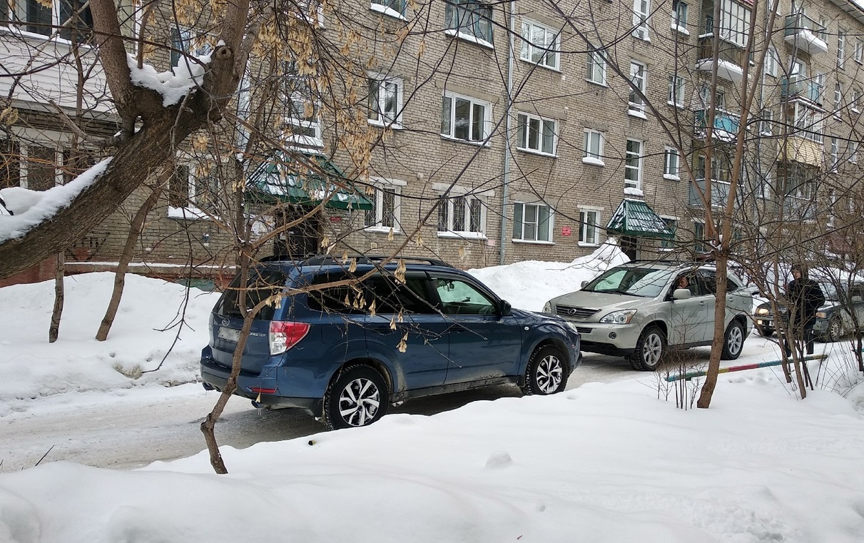 А вам слабо? Водители в Новосибирске простояли 6 часов, не уступая друг другу часов, во дворе, должен, город, не менее, на этот, уступать, простоять, в пробке, Россию, которые, не желают, в тех, случаях, когда, заведомо, в выражениях, не правы, к упрямым, о таких