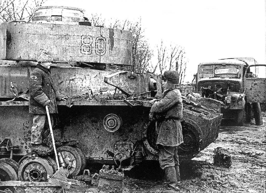 Дети у подбитого советскими войсками немецкого танка Pz.Kpfw. IV.