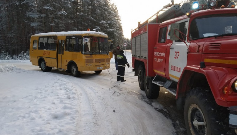 Пожарные пришли на выручку водителю сломавшегося школьного автобуса