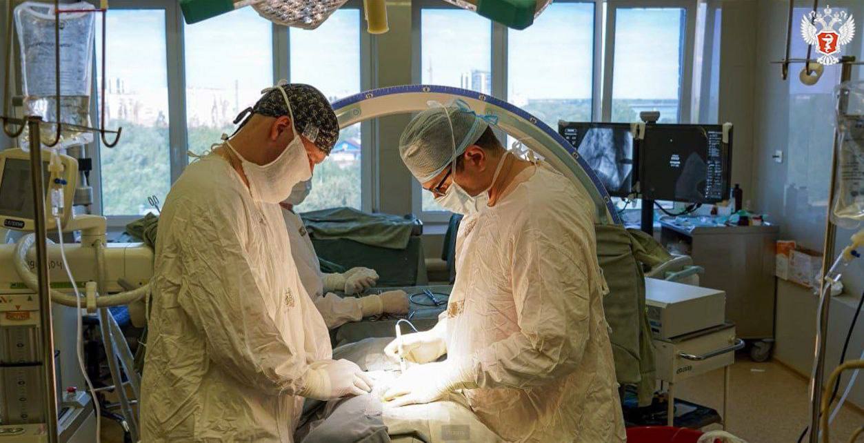 В ГОБУЗ «Новгородская областная клиническая больница» поступил мужчина после тяжелого ДТП, в котором он получил травму грудного отдела позвоночника с вывихом одного из грудных позвонков.