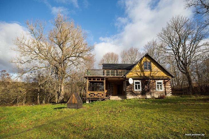 «Вложил сюда все свои сбережения». Как один человек возрождает деревню на Голубых озерах 