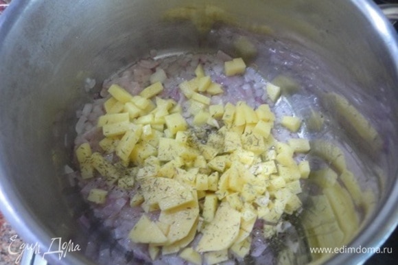 Суп с цветной капустой и кукурузой минут, нарезать, выложить, кубиками, капусту, сливочный, порубить, бульон, овощной, 35Влейте, помешивая, минуты, обжаривать, тимьян, добавить, толстым, чеснок, Картофель, готовьте, кастрюле