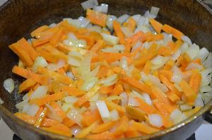на сливочном масле обжарить лук, затем добавить морковь