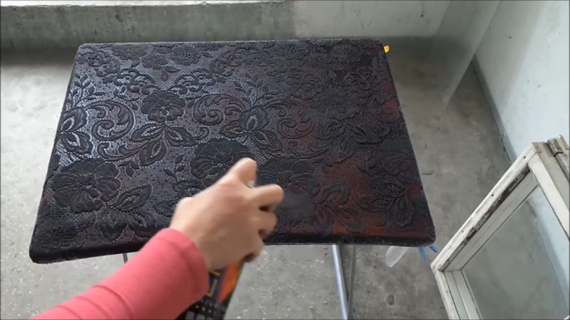 Мастерица покрасила стол и сделала невероятный узор с помощью самых простых материалов 