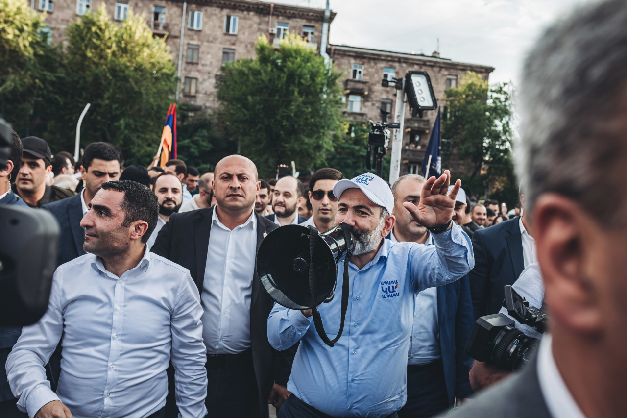 армения люди. митинг армении против пашиняна. революция в армении 2018. революция в армении. ереван население.