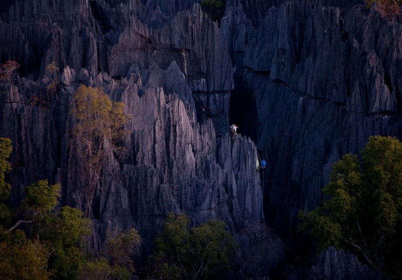 Альпинисты на скалах каменного леса. Мадагаскар. Фото