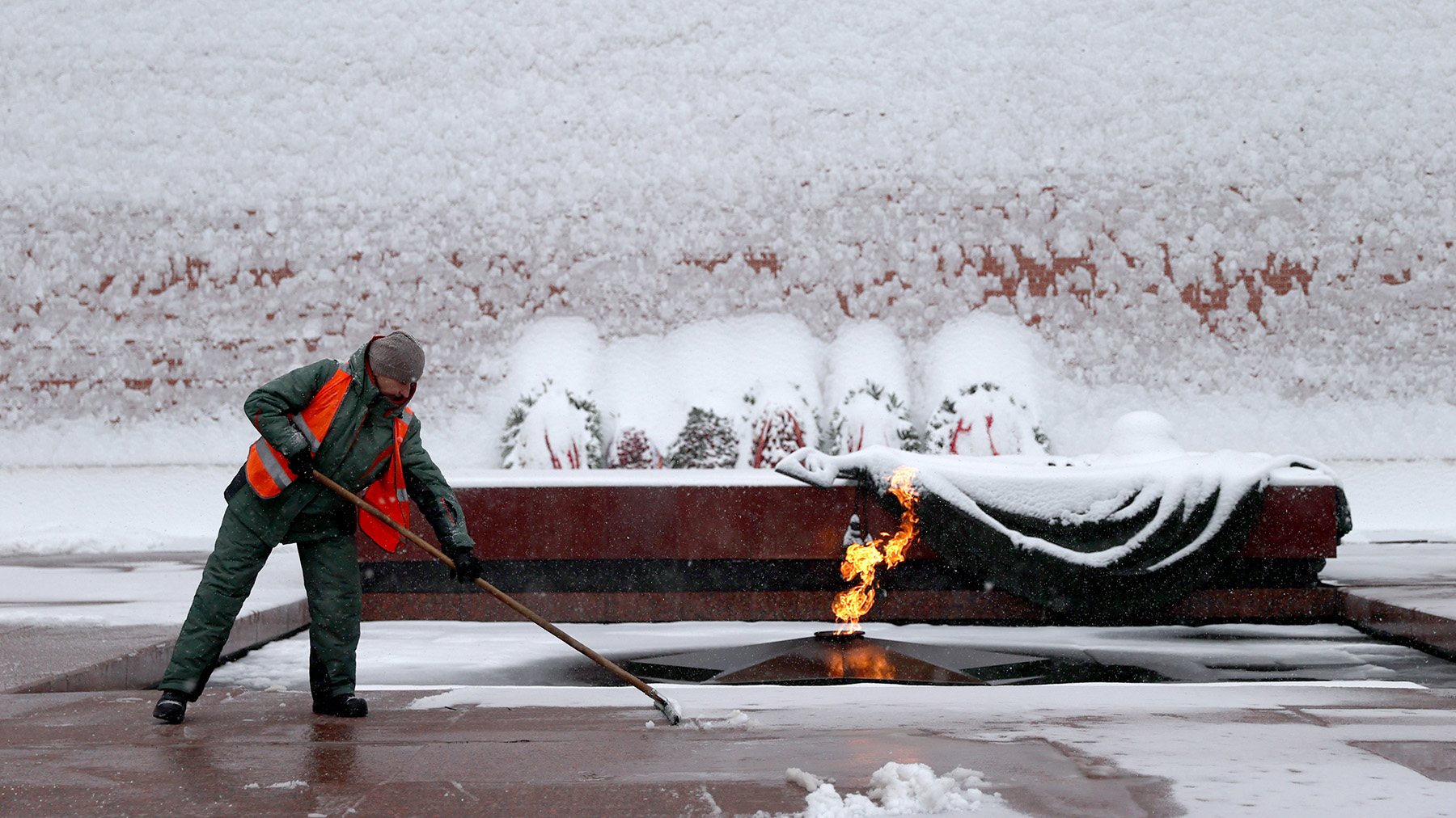 Как Москва переживает сильнейший за 72 года снегопад. Фоторепортаж