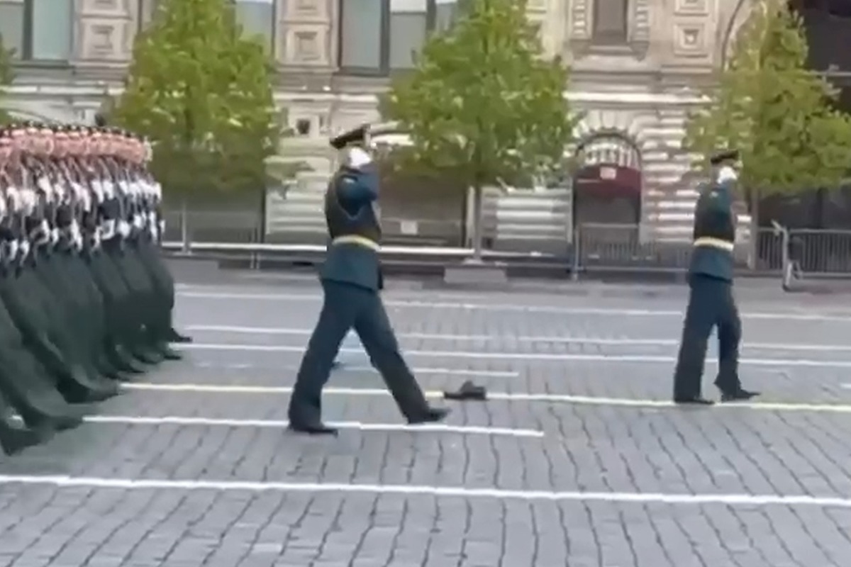 Военнослужащий потерял ботинок во время Парада Победы в Москве